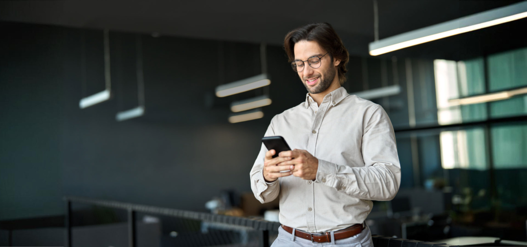 google-lieferdienst-mann-bestellt-handy-smartphone